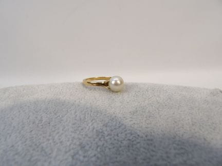 Bague en or jaune 18K ornée d'une perle naturelle.
