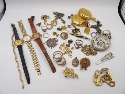 Lot de bijoux fantaisies comprenant montres, bague