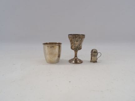 Lot en argent comprenant une timbale Ht.5cm, un co