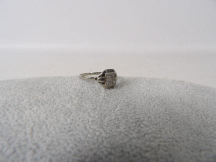 Bague en or blanc et 4 éclats de diamants de style
