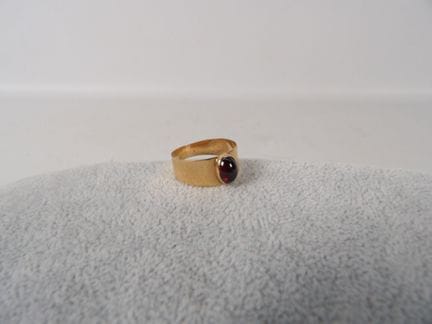 Bague en or jaune et cabochon de pierre rouge. Poi