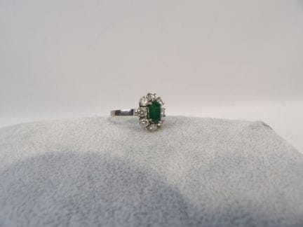 Bague fleur en or blanc 750/1000 ornée d'une émera