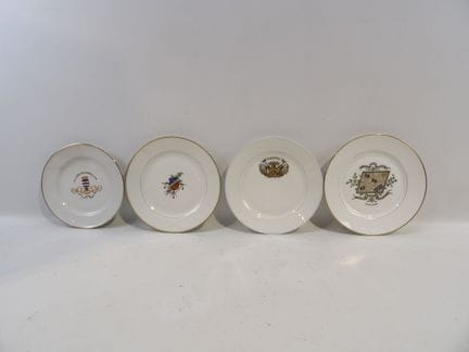 4 polychrome Porzellanteller mit einem Durchmesser