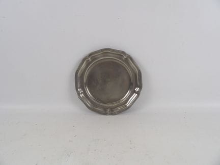 Kleine Zinnschale mit gewelltem Rand und Rosenkran