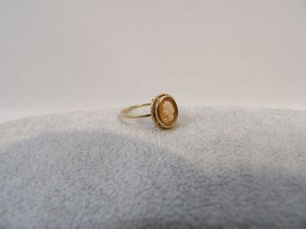 Baque camée en or jaune et coquillage. Poids brut 