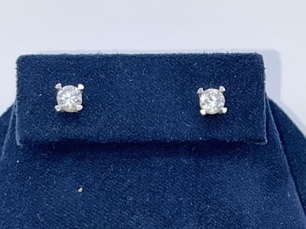 Paire de clous d'oreilles en or blanc et diamant t