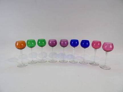 BACCARAT, suite von 9 farbigen Weingläsern, auf Fu