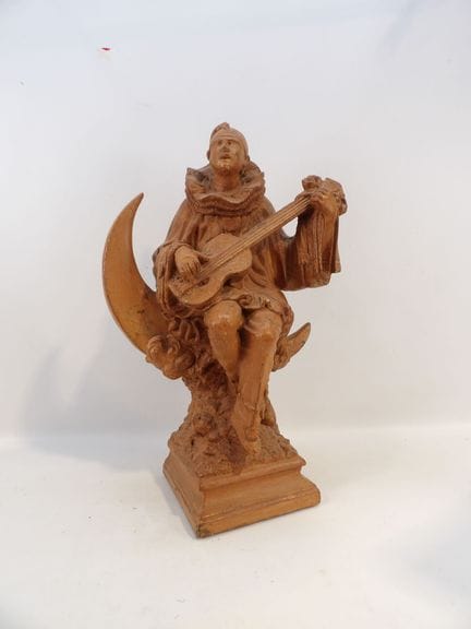 20世纪流派作品，石膏雕塑，描绘了一位坐在半月形基座上弹奏曼陀林的皮埃罗。尺寸：高63×宽41×深2