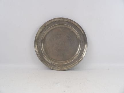 Runde Zinnschale, Ø 27 cm. Aufschrift: „E. Caby, K