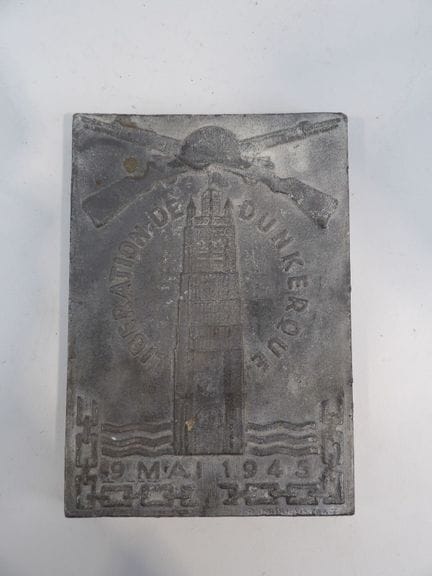 敦刻尔克大撤退——白色金属牌，饰有浮雕图案，描绘了1945年5月9日敦刻尔克大撤退的场景，有使用痕迹
