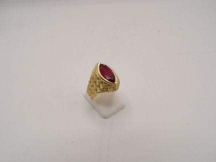 ITALIE, Bague dame en or et pierre rouge. Poids br