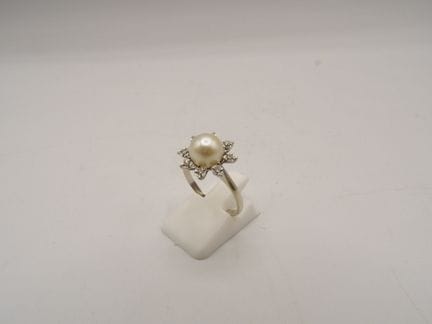 Bague fleurs en or blanc, perle et éclats de diama