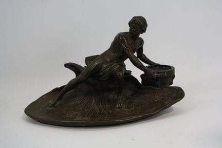 19世纪画派作品，《手持水盆的男子》，带棕色古铜色调的青铜雕塑组。尺寸：高19厘米×宽32厘米