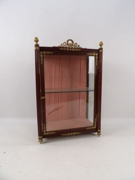 Kleine Wandvitrine aus profiliertem Holz und Messi