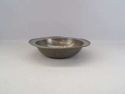 Tiefe Zinnschale mit Rosenkranz-Motiv. Maße: H 6 x