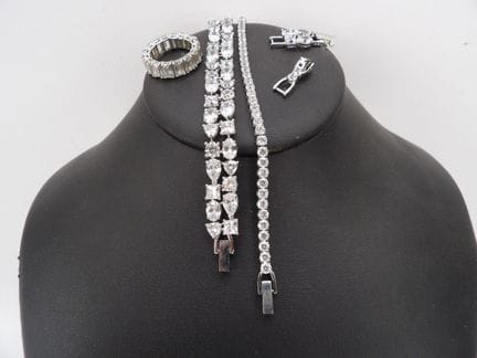 SWAROVSKI - Ensemble de bijoux en métal et pierres