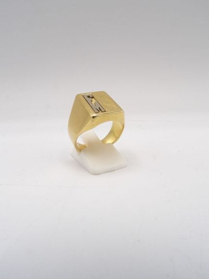Chevalière homme en or jaune. Chiffré FM. Poids : 