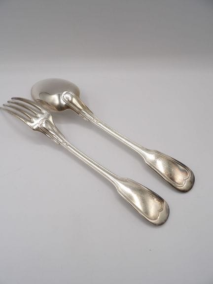 一套12件镀银的金属网纹餐具，20世纪作品，（有使用痕迹）。