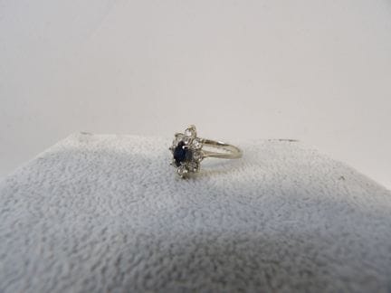 Bague en or blanc 18K ornée d'un saphir facetté na
