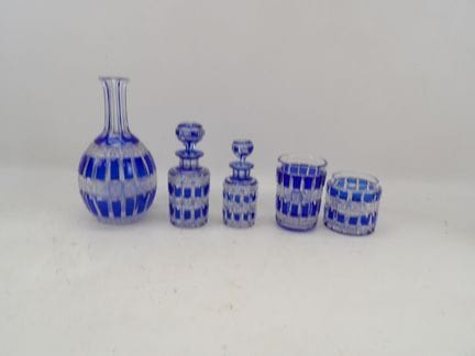 Blaues Toilettenset aus Glas mit dezentem geometri