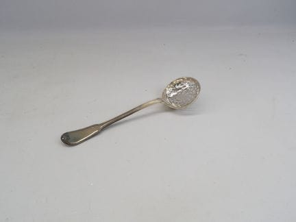 Cuillère soupoudreuse en argent modèle au filet, c