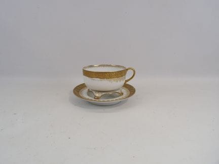 Große Tasse, Tassenuntersetzer und Untertasse aus 