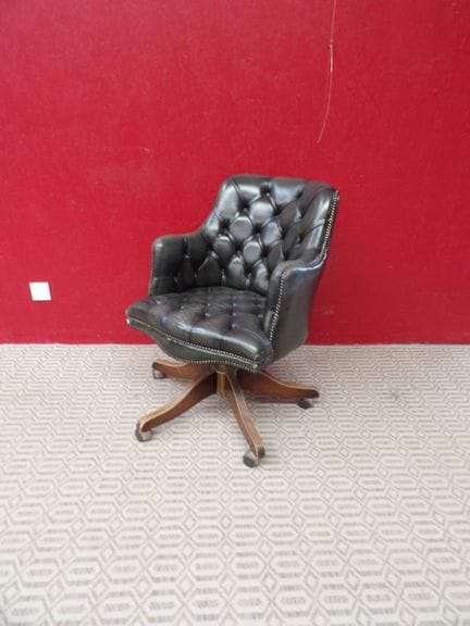 Swivel office chair with 5 casters, made of green 