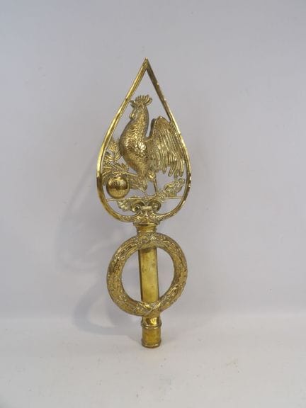 Fahnenstange aus Bronze in Tropfenform mit Verzier