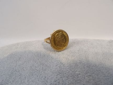 Bague en or rose ornée d'une pièce de 20Fr or. Poi