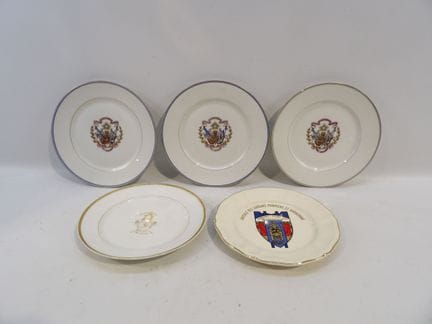 X5 vielfarbige Porzellanteller, Ø 21 cm:
- X3 Feue