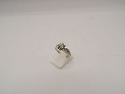Bague solitaire en or blanc 18K et éclats de diama