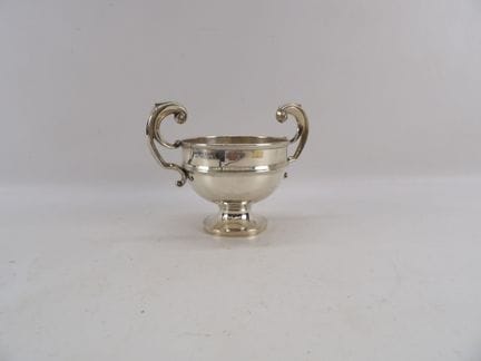Coupe à 2 anses en argent à décor d'enroulement. T