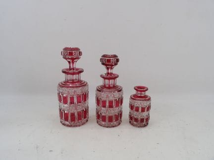 Im Stil von Baccarat: Toiletten-Set aus Glas mit r