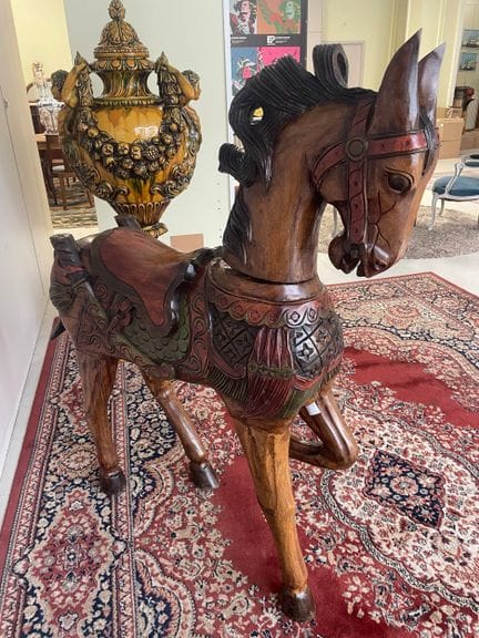 Figura de madera exótica tallada y parcialmente te