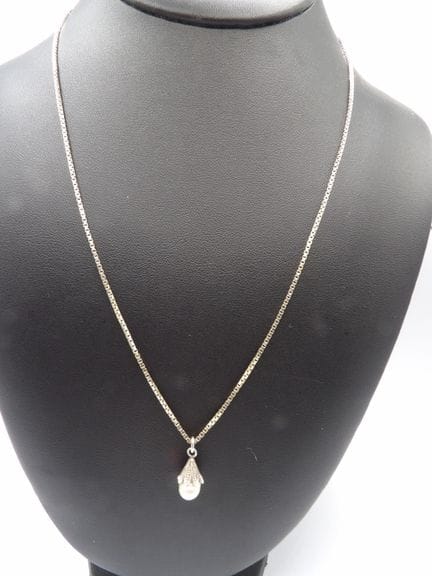 Collier dont chaîne en or blanc et pendentif métal