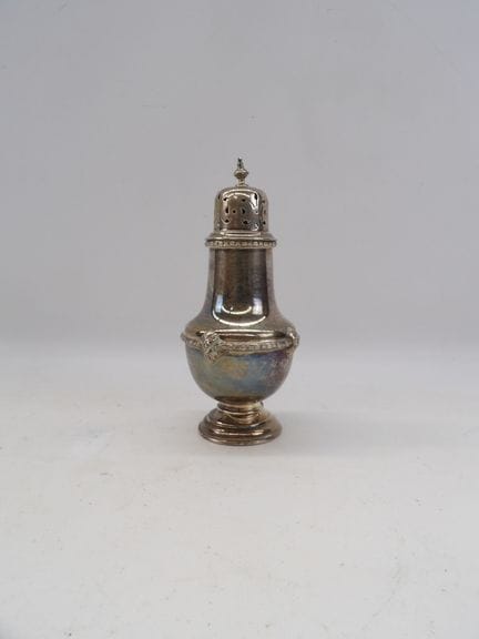 Soupoudreuse de style Louis XVI en argent à décor 