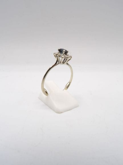 Bague en or blanc ornée d'un saphir et de pierres 