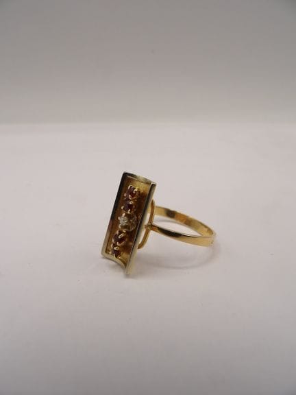 Anello in oro 18 carati con 4 pietre rosse e 1 pie