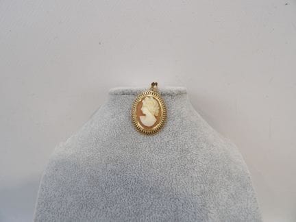 Pendentif en or jaune 18K orné d'un camé à profil 