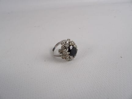 Bague fleur en or et blanc 750/1000 ornée de 25 di