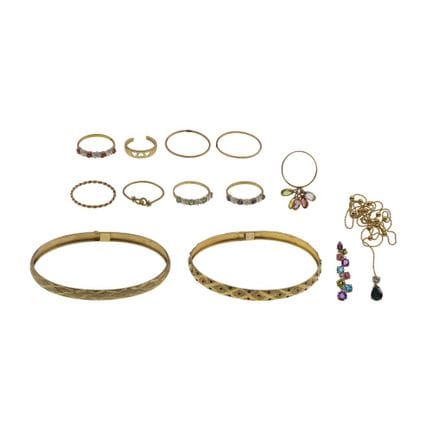 Assortiment de bijoux en or jaune 10 carats  

(13