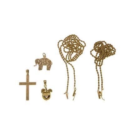 Assortiment de colliers et pendentifs en or jaune 