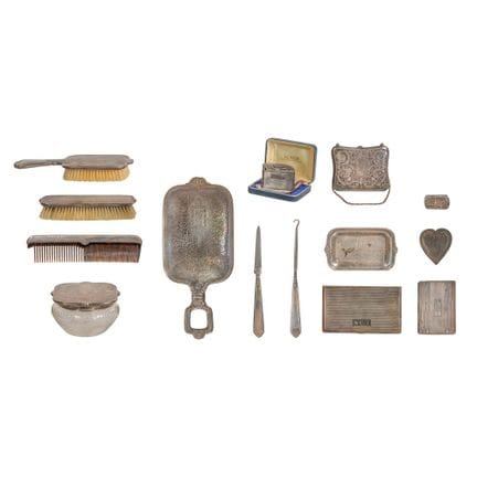 Assortiment d'objets de toilette en argent sterlin