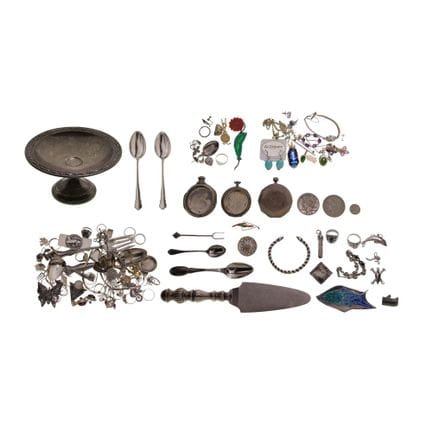 Assortiment de bijoux en argent, d'articles de tab