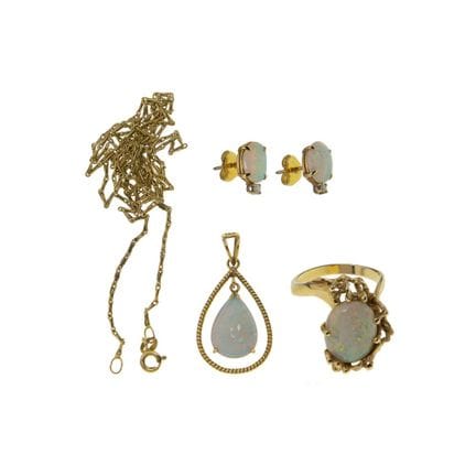 Assortiment de bijoux en or jaune 14 carats et opa
