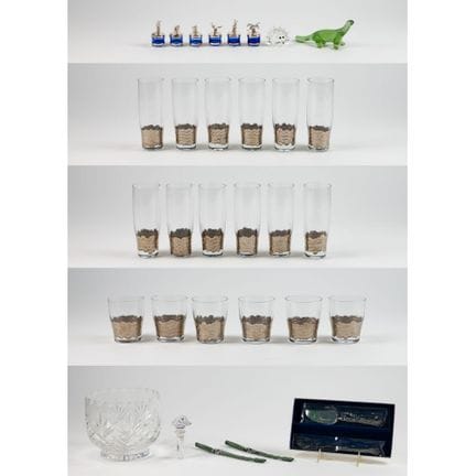 Assortimento di articoli da tavola in cristallo e 