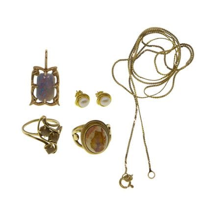 Assortiment de bijoux en or jaune 14 carats et pie