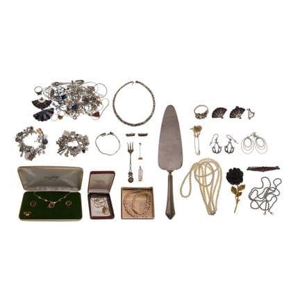 Assortiment de bijoux en or, en argent et de bijou