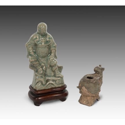 中国明代风格青瓷人物像  

(2) 件石器，均施青釉开片釉，包括一件配有1.375英寸高木质底座的