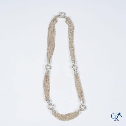 Gioielli. Una collana in argento sterling (925°/00